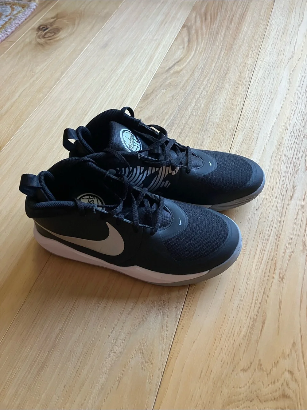 Nike Youth Team Hustle basketball shoes, NWOB
